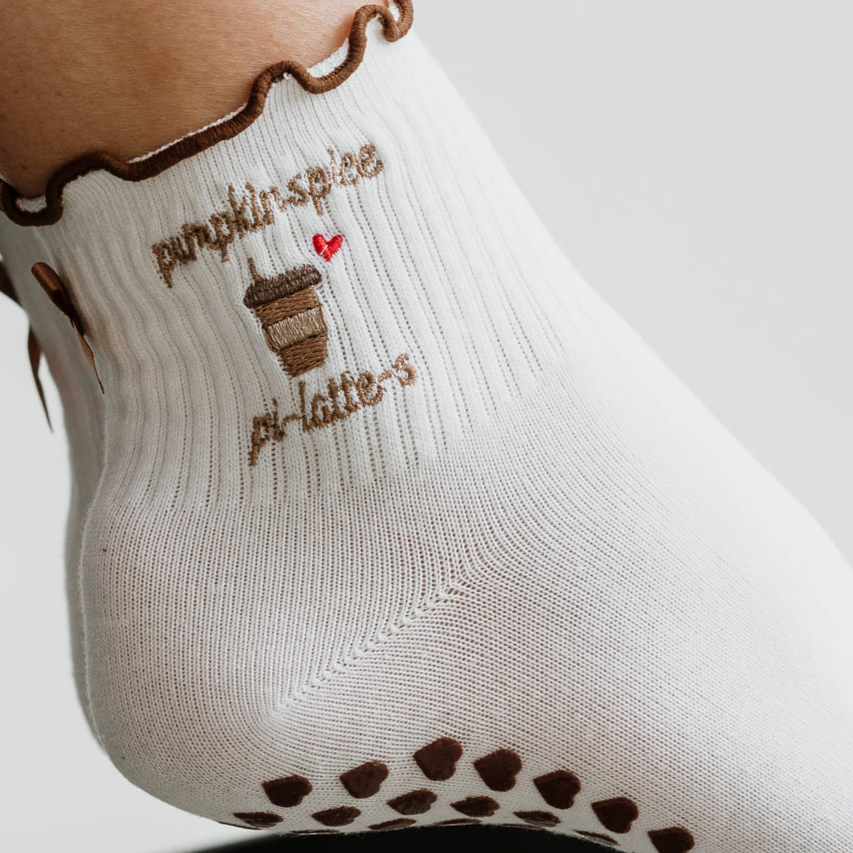 Oysho - Lot De 3 Paires De Chaussettes De Yoga Et Pilates Classiques En Coton Melange Marron Kaki Oysho - Lot De 3 Paires De Chaussettes De Yoga Et Pilates Classiques En Coton Melange Marron Kaki
